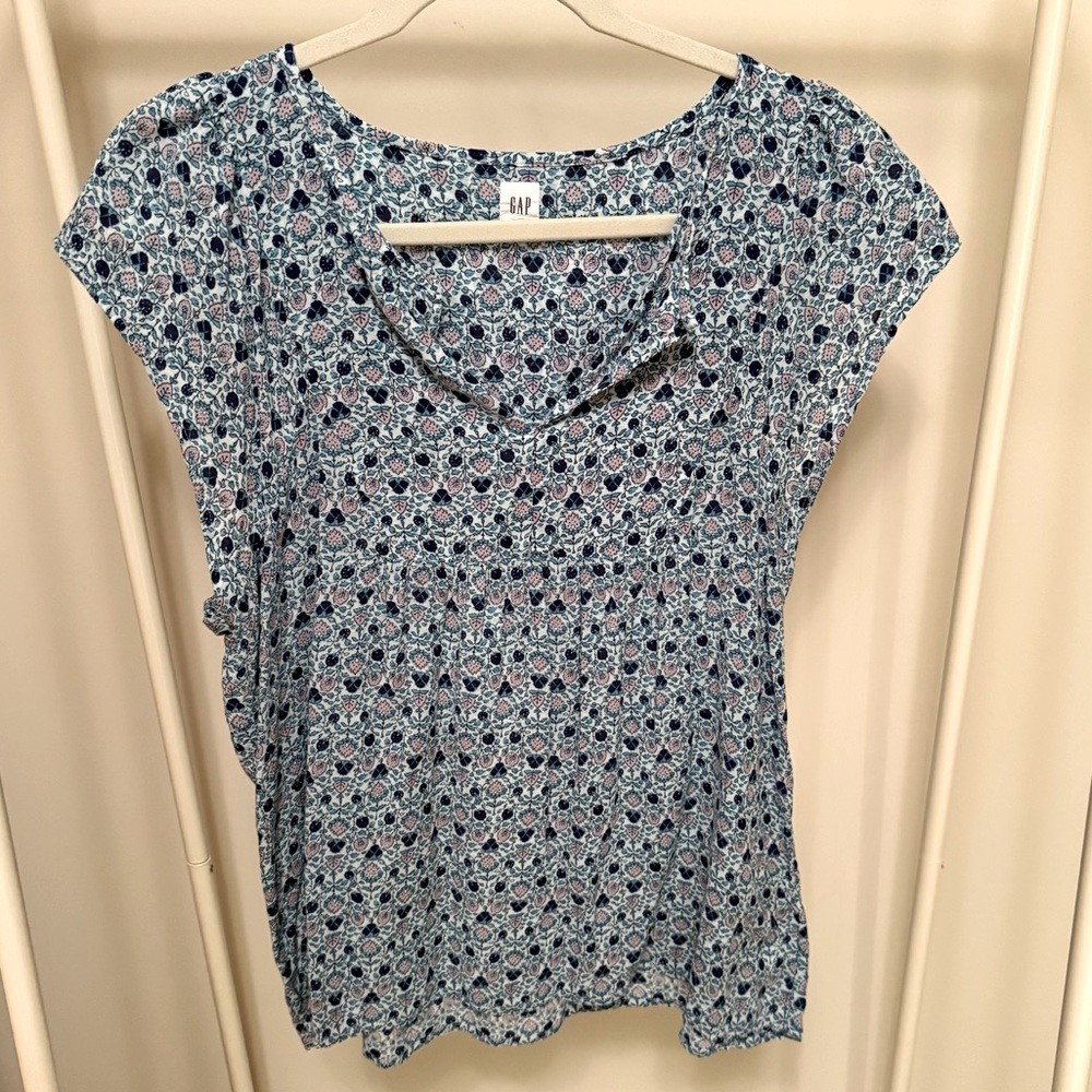 GAP Blue and white flowered batik style short sleeve top size medium